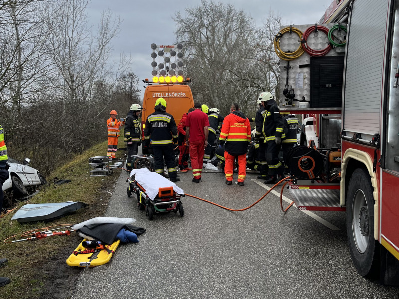 Rendkívüli hír! Két mentőhelikopter is érkezett a Miske határában történt karambolhoz – Három ember szorult a gépkocsiba