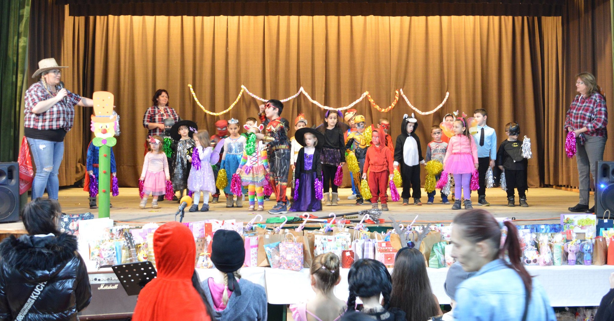 Vidám jelmezek és jótékony cél Dunaszentbenedeken