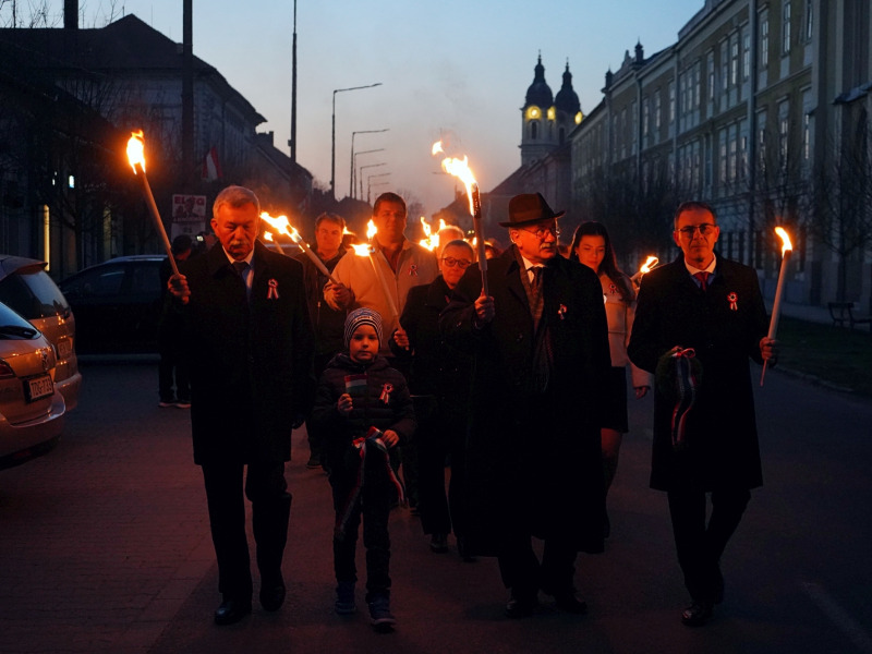 Fellobbant a fáklyák lángja – megtartotta hagyományos felvonulását a Kalocsai Múzeumbarátok Köre