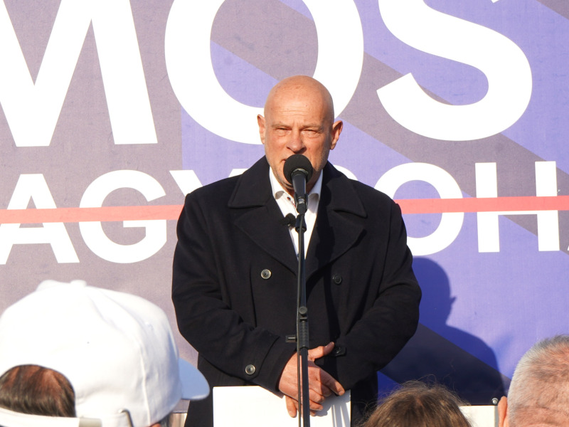 A Tisza párt jelöltje nagyot szólt, országos volt a visszhangja – egyik oldalról sem kímélte a sajtó, pártja elnöke is bírálta a közös hartai fórumukon elhangzottakat