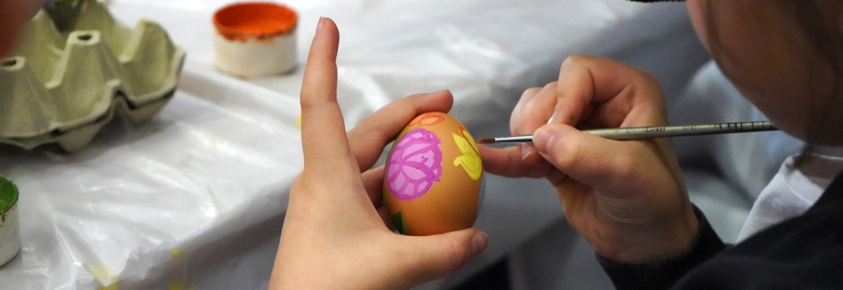 Húsvéti tojásfestésre hívták a családokat – szebbnél szebb alkotások készültek a Viski Károly Múzeumban