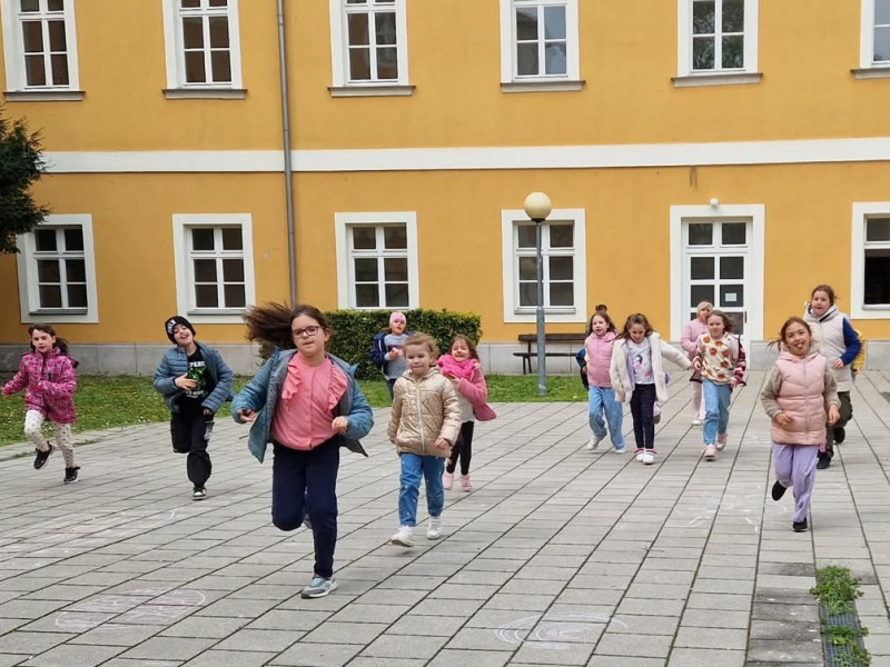 Mézédes élmények és varázslatos mesék – így telt a könyvtári tábor negyedik napja Kalocsán