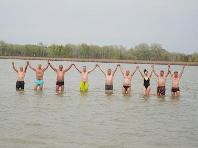 Judák Zsolt köszönetet mondott a támogatóinak, majd többedmagával megmártózott a Vadkerti-tóban